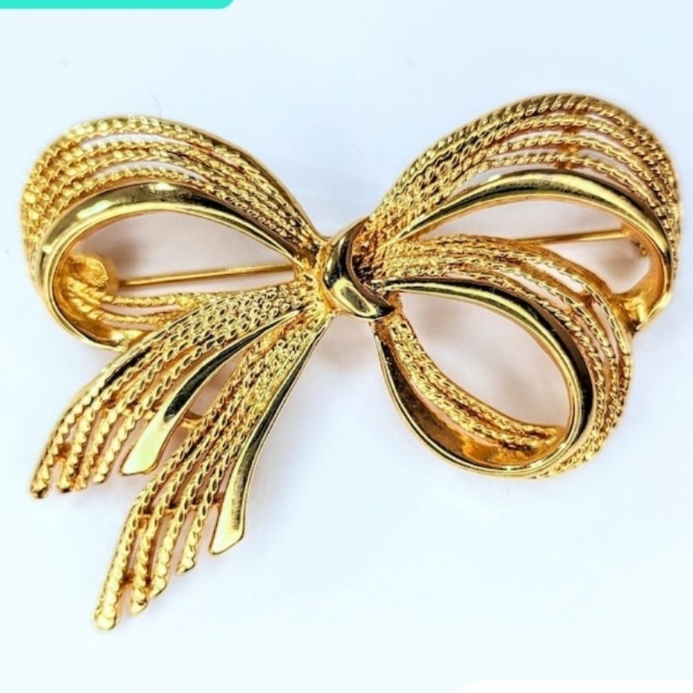 Napier Bow Gold Tone Brooch 70s-90s NIB